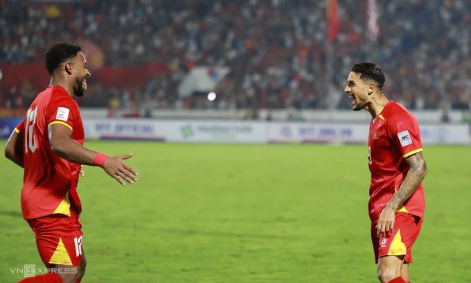 Xuân Son (trái) chia vui với Hoàng Hên sau khi ghi bàn trong trận Việt Nam thắng Malaysia 3-1 ở vòng loại Asian Cup 2027 trên sân Thiên Trường, phường Nam Định, tỉnh Ninh Bình, tối 31/3/2026. Ảnh: Đức Đồng