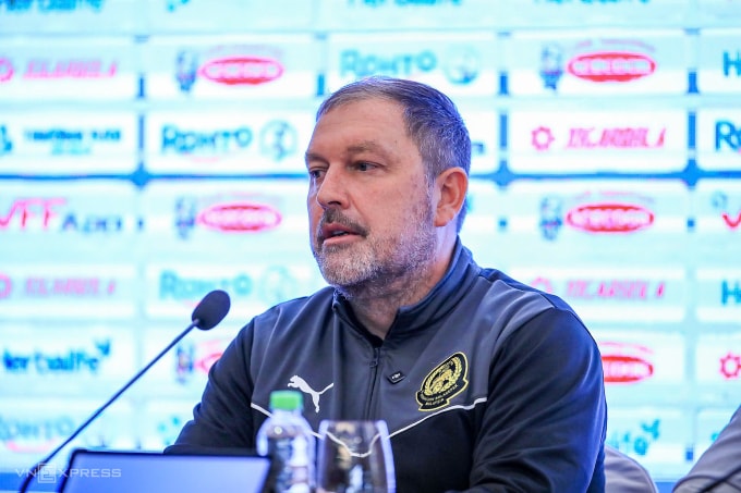 HLV Peter Cklamovski ham dự họp báo trước trận Việt Nam gặp Malaysia ở Ninh Bình vào ngày 30/3/2026. Ảnh: Minh Minh