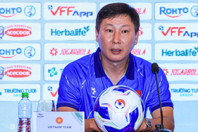 HLV Kim Sang-sik tham dự họp báo trước trận Việt Nam gặp Malaysia ở Ninh Bình vào ngày 30/3/2026. Ảnh: Minh Minh
