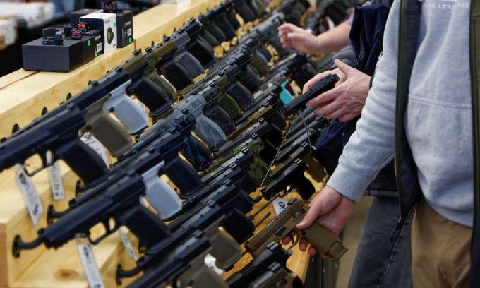 Súng được bày bán tại một cuộc triển lãm vũ khí ở Iowa, Mỹ, hồi tháng 3/2023. Ảnh: Reuters