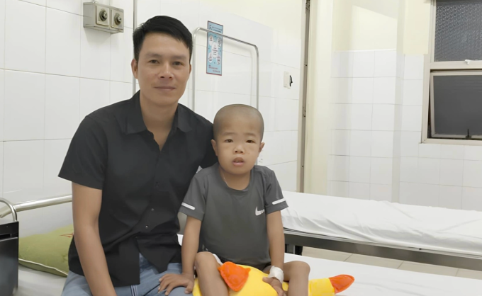 Bé Gia Bảo và bố tại Bệnh viện TW Huế, chiều 6/1. Ảnh: Gia đình cung cấp