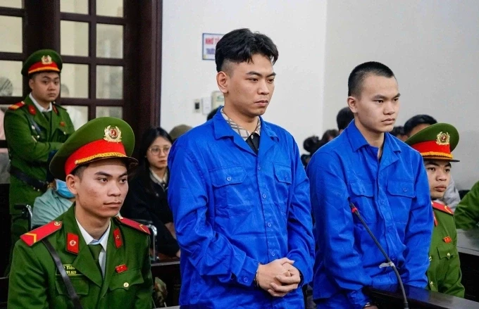Bị cáo Thiên (trái) và Vũ tại phiên tòa ngày 30/1. Ảnh:Danh Lam