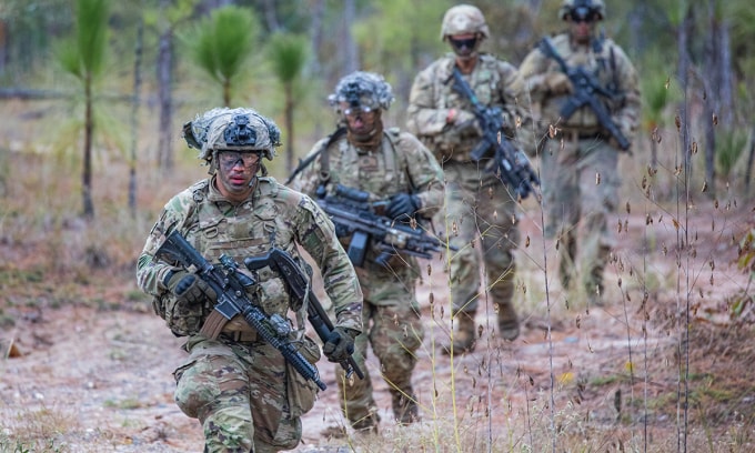 Binh sĩ thuộc sư đoàn dù số 82 Mỹ diễn tập bắn đạn thật tại căn cứ Fort Polk, bang Louisiana tháng 11/2022. Ảnh: US Army