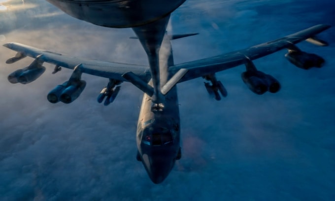 Máy bay B-52H Mỹ tiếp dầu khi tham gia chiến dịch tấn công Iran hôm 20/3. Ảnh: USAF
