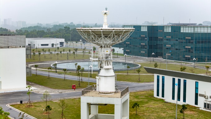 Ăng ten chính của Trung tâm Vũ trụ Việt Nam tại Khu Công nghệ cao Hòa Lạc - Hà Nội. Ảnh: Giang Huy