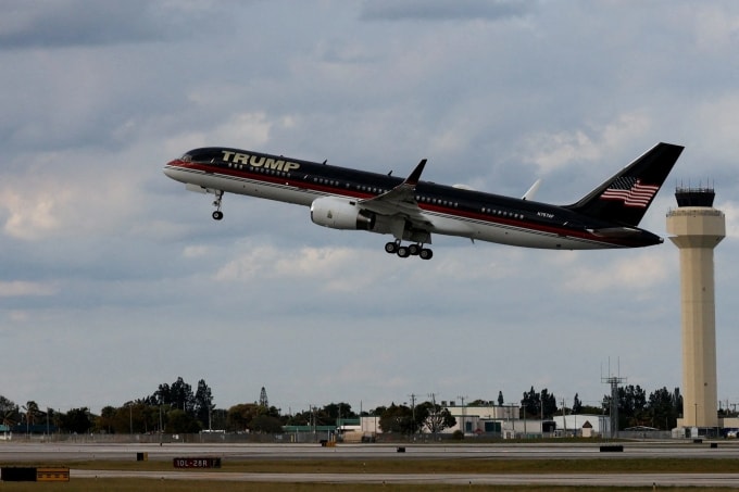 Máy bay cá nhân Trump Force One của ông Trump khởi hành từ sân bay quốc tế Palm Beach, thành phố West Palm Beach, bang Florida tháng 1/2025. Ảnh: Reuters