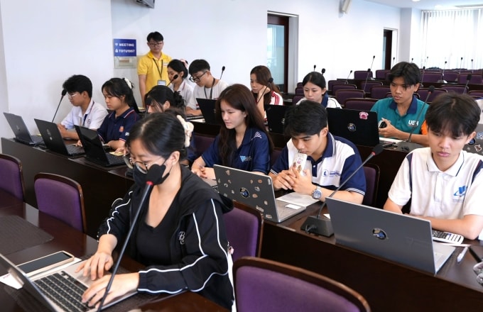 Sinh viên trải qua vòng thi kiểm tra kiến thức tài chính online, chiều 31/1. Ảnh: TDTU