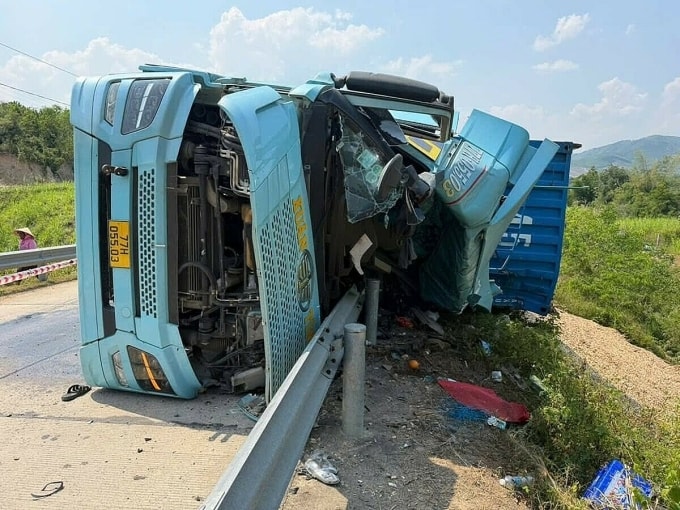 Xe container bị biến dạng sau tai nạn. Ảnh: Công an Đăk Lăk