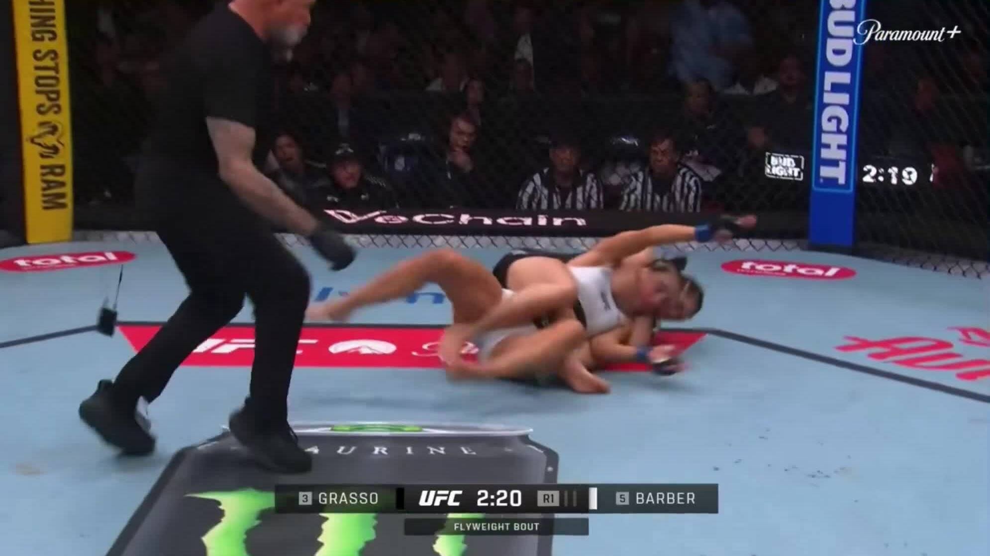 Nữ võ sĩ UFC bị siết cổ 'như đã chết'