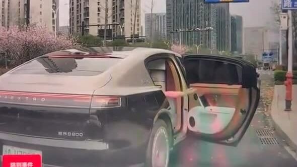 Đóng cửa ôtô bằng tay vì không thể điều khiển bằng 'phép thuật'