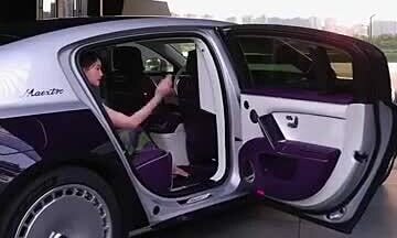 Đóng cửa ôtô bằng tay vì không thể điều khiển bằng 'phép thuật'