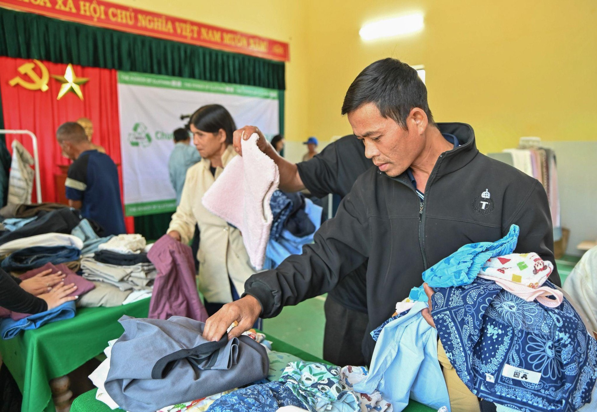 3000 quần áo RE.UNIQLO đến với người dân xã vùng cao miền Trung - Ảnh 1.