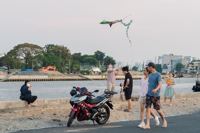 VIDEO: "Biển Gò Vấp” hút khách, tiềm ẩn nhiều nguy cơ mất an toàn - Ảnh 1.