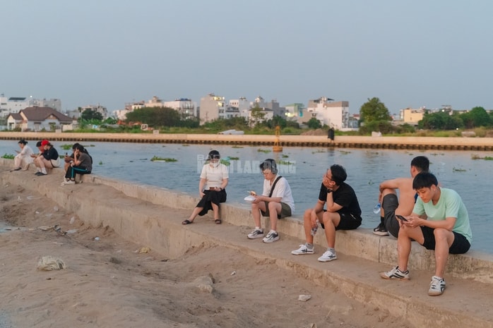 VIDEO: "Biển Gò Vấp” hút khách, tiềm ẩn nhiều nguy cơ mất an toàn - Ảnh 4.