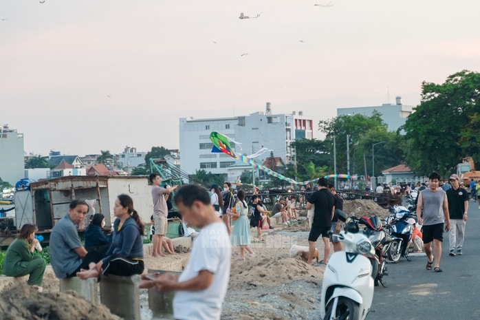 VIDEO: "Biển Gò Vấp” hút khách, tiềm ẩn nhiều nguy cơ mất an toàn - Ảnh 6.