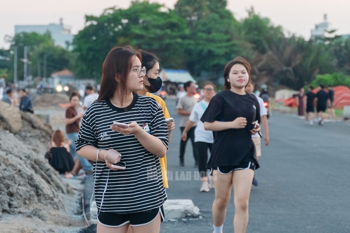 VIDEO: "Biển Gò Vấp” hút khách, tiềm ẩn nhiều nguy cơ mất an toàn - Ảnh 8.