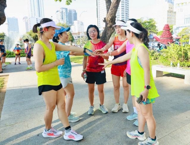 'Nữ chiến binh' khiếm thị chinh phục đường chạy marathon 42 km- Ảnh 2.