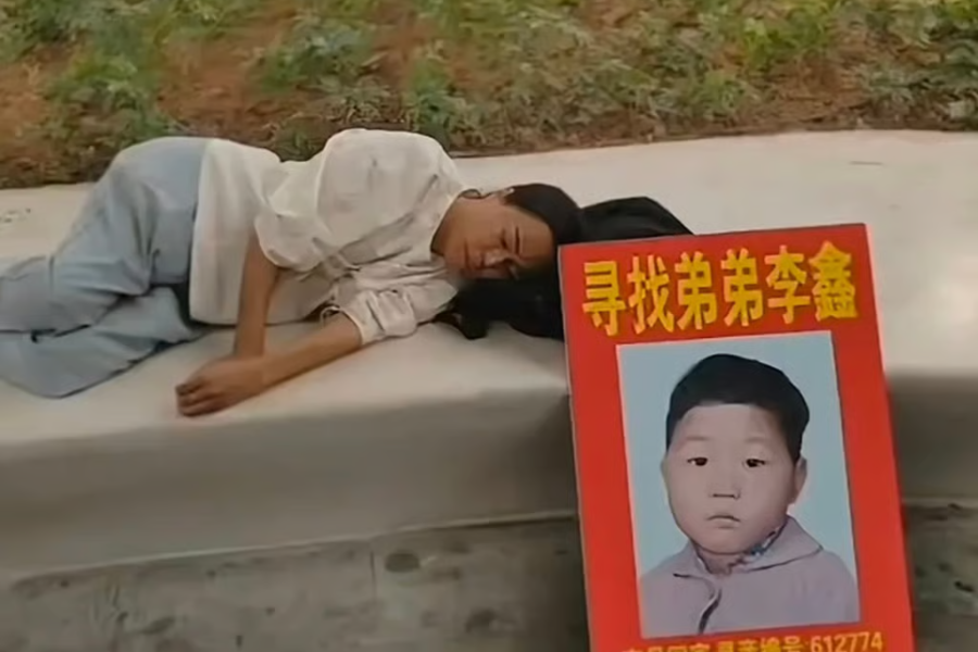 Trong 33 năm, Li Lin làm nhiều công việc nặng nhọc để kiếm tiền đi tìm em, từ khuân vác, rửa bát đến làm công nhân