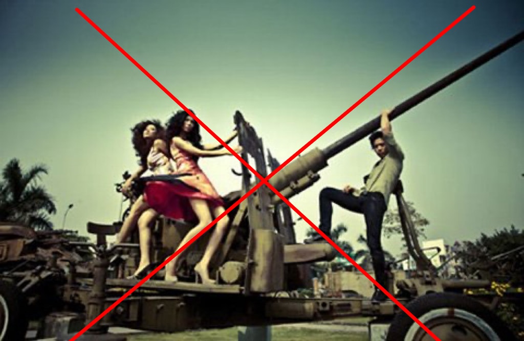 Người đẹp biển Nguyễn Thị Loan tạo dáng không phù hợp bên di tích lịch sử.