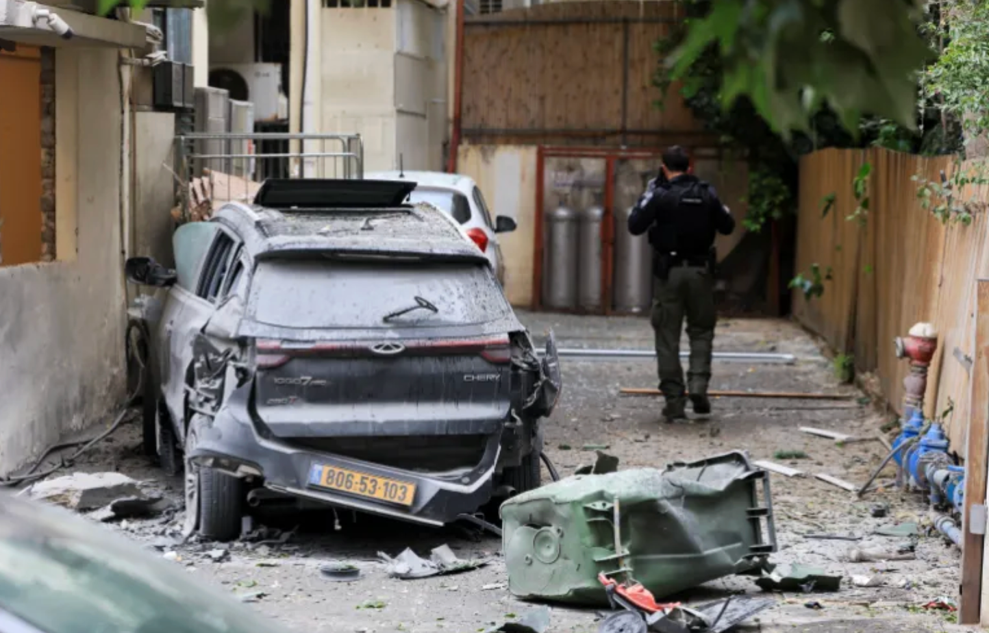 Theo thông báo của thông báo của chính quyền Israel, cuộc không kích của Iran nhằm vào Tel Aviv và Bnei Brak khiến ít nhất 16 người, trong đó có một trẻ em, bị thương. (Ảnh: Reuters)