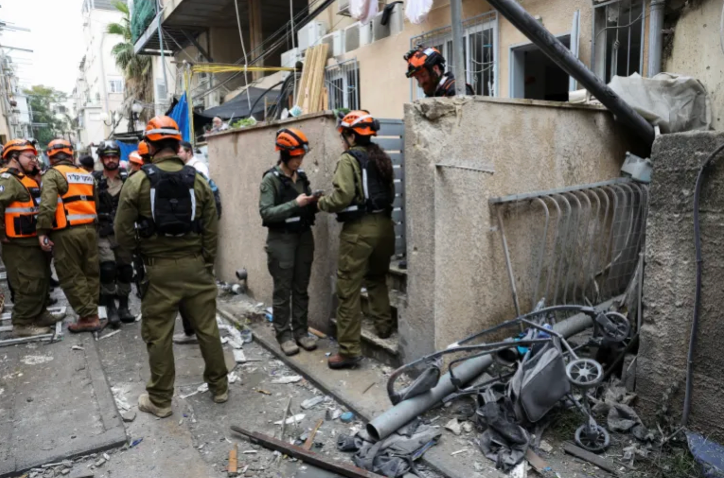 Tổ chức cấp cứu quốc gia Magen David Adom (MDA) cho biết bé gái 10 tuổi vẫn đang trong tình trạng nguy kịch với nhiều vết thương ở tay chân do mảnh đạn. (Ảnh: Reuters)