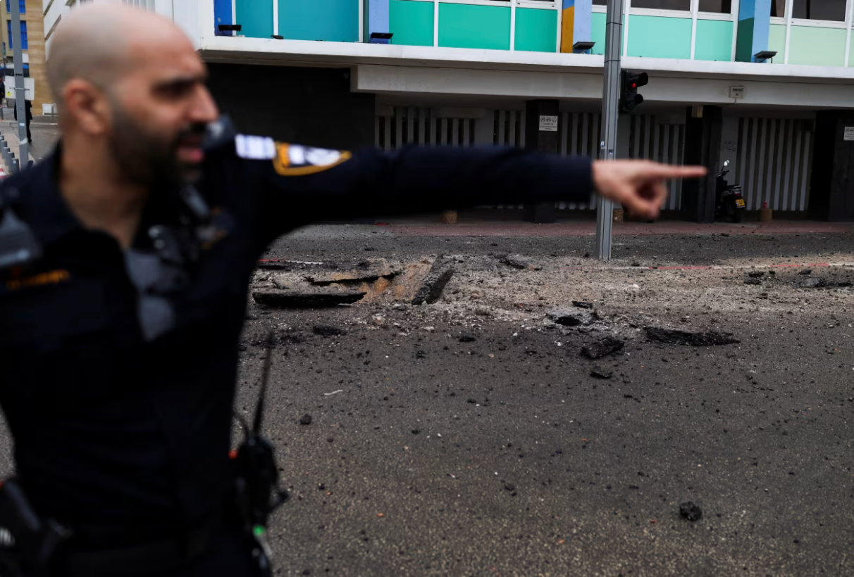 Ngay sau khi vụ tấn công xảy ra, nhân viên cấp cứu của tổ chức Magen David Adom lập tức có mặt kiểm tra hiện trường. (Ảnh: Reuters)