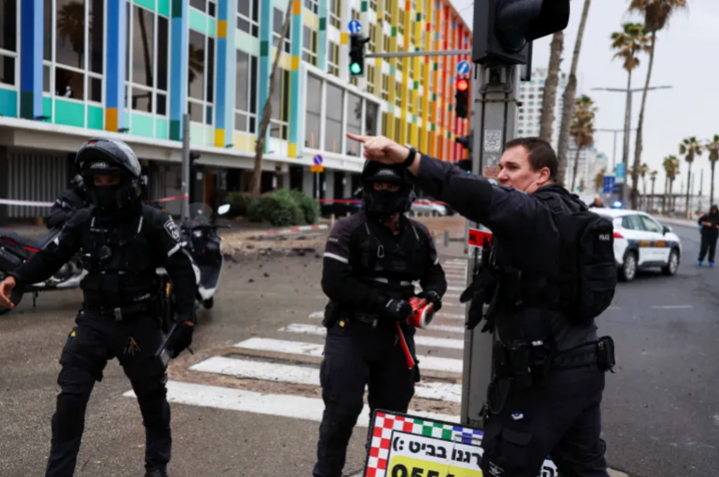 Tên lửa của Iran mang đầu đạn bom chùm, có khả năng rải các quả bom nhỏ trên khu vực rộng lớn. Theo các dịch vụ cứu hộ, nhiều vụ va chạm khác cũng xảy ra ở thành phố Bnei Brak cũng như ở Tel Aviv. (Ảnh: Reuters)