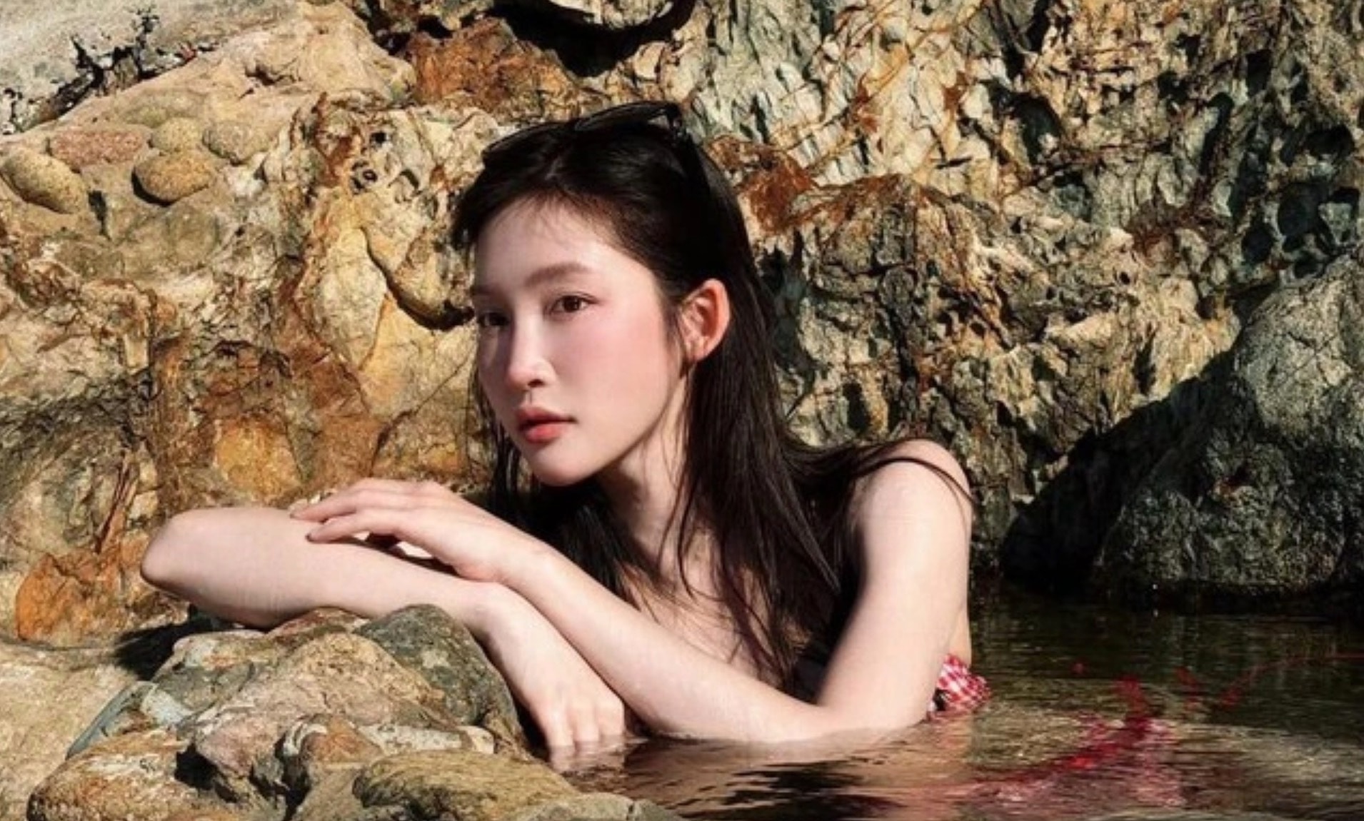 Juky San ngâm mình chụp ảnh ở Giếng Tiên gây tranh cãi.