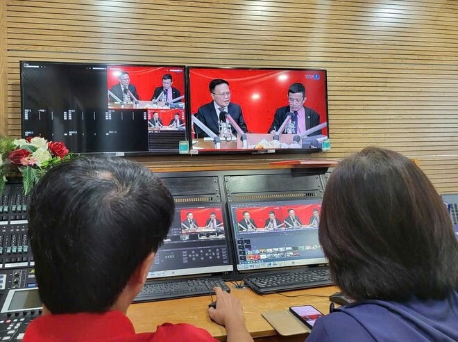 Các biên tập viên VOV thực hiện chương trình phát thanh dài 80 tiếng nhân kỷ niệm 80 năm Cách mạng tháng Tám và Quốc khánh mùng 2/9. (Ảnh: PV/Vietnam+)