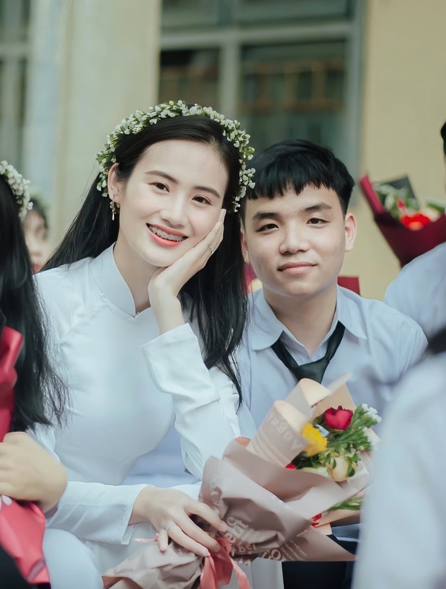 Hoa hậu Huỳnh Trần Ý Nhi vừa kết thúc nhiệm kỳ gần 3 năm với nhiều thăng trầm. Bên cạnh sự nghiệp, câu chuyện tình yêu của Ý Nhi và bạn trai Tuấn Kiệt cũng được khán giả quan tâm. Cả hai đã có 9 năm gắn bó kể từ khi còn họp lớp 12.