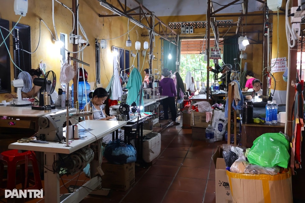 Đem 1.000 USD đến Việt Nam, khách Tây mang về vali quần áo may siêu tốc - 5