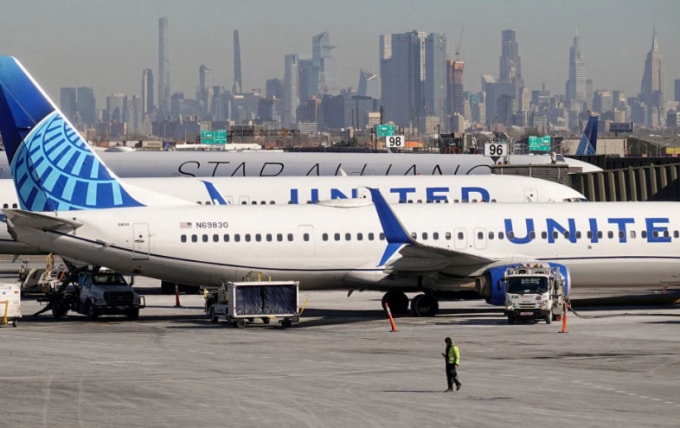 Máy bay của hãng United Airlines đậu trên đường băng đợi tiếp nhiên liệu. Ảnh: Reuters