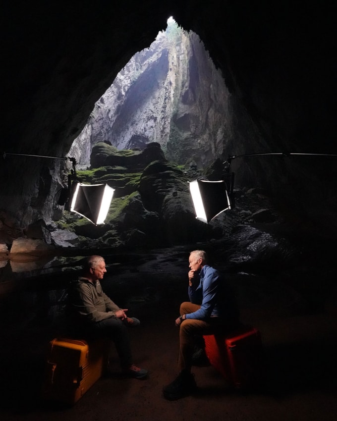 Howard Limbert và Scott Pelley ghi hình cho thước phim trên 60 Minutes của đài CBS trong hang Sơn Đoòng. Ảnh: CBS