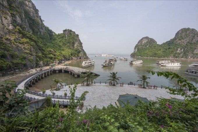 Tàu tham quan động Thiên Cung trên vịnh Hạ Long. Ảnh: Lê Tân