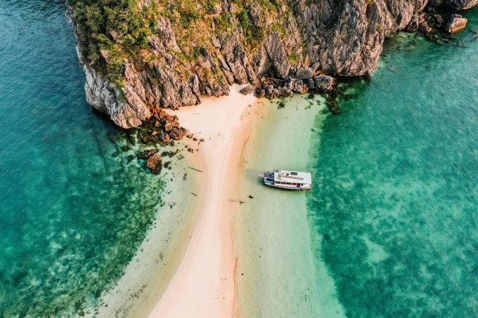 Bãi Hai Mặt, Cát Bà. Ảnh: Hải Lê Cao