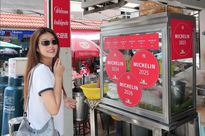 Hoa hậu Thiên Ân check in quán mì Rung Rueang Pork Noodles (Thái Lan) nằm trong danh sách Bib Gourmand của Michelin Guide, hồi giữa tháng 3. Ảnh: FB nhân vật