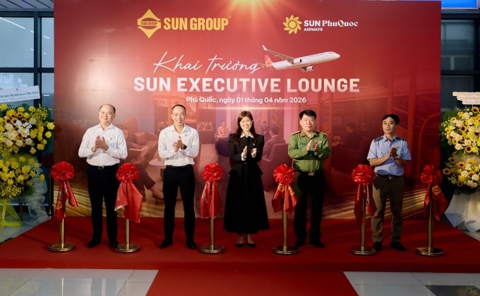 Đại diện Sun PhuQuoc Airways cắt băng khai trương phòng chờ Sun Executive Lounge Phú Quốc. Ảnh: SPA