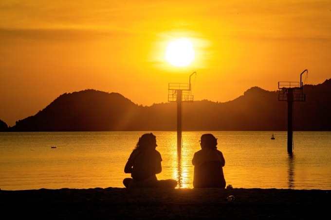 Bãi tắm Các Bà vào hoàng hôn. Ảnh: Sun Group