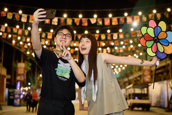 Du khách check-in tại chợ đêm Vui-Fest. Ảnh: Sun Group