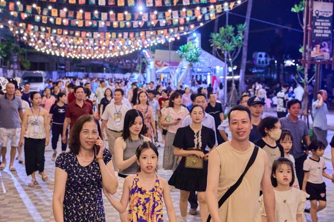 Du khách trải nghiệm chợ đêm Vui-Fest Ảnh: Sun Group