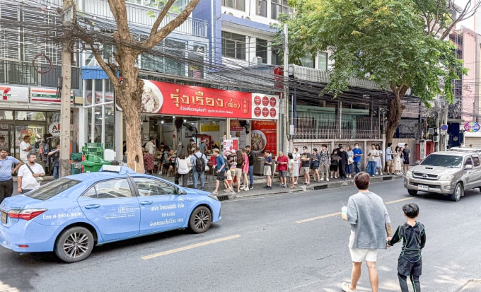 Thực khách xếp hàng đợi tới lượt ăn. Ảnh: Blogspot