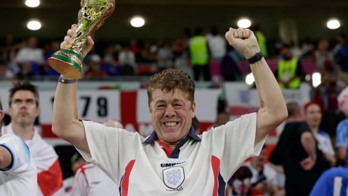 Andy Milne cổ vũ đội tuyển Anh tại kỳ World Cup tổ chức tại Qatar năm 2022. Ảnh: Mirror