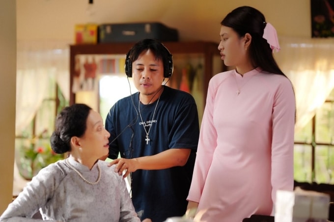 Từ trái qua: nghệ sĩ Lê Khanh, đạo diễn Lê Thiện Viễn, Thiên Ân trong một cảnh quay. Ảnh: Đoàn phim cung cấp