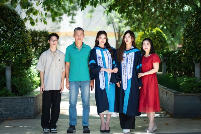 Gia đình chúc mừng Phương Oanh (giữa) và chị gái sinh đôi (thứ hai từ phải sang) trong ngày tốt nghiệp cử nhân hồi tháng 8/2025 ở Hà Nội. Ảnh: Nhân vật cung cấp