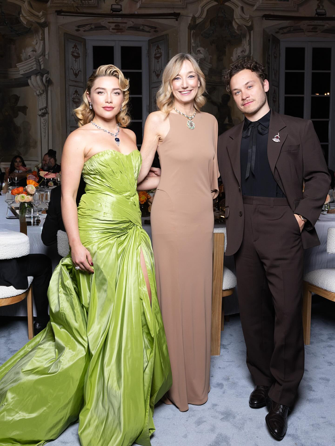 Cặp sao chụp hình cùng CEO Laura Burdese. Ảnh: Instagram Finn Cole