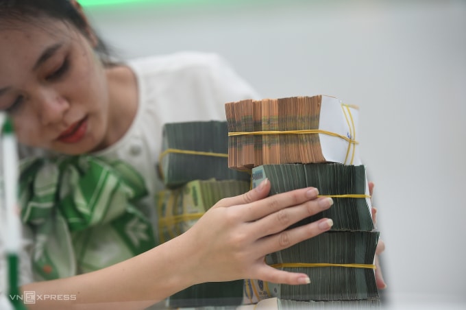 Giao dịch tại Ngân hàng VP Bank sáng 14/11