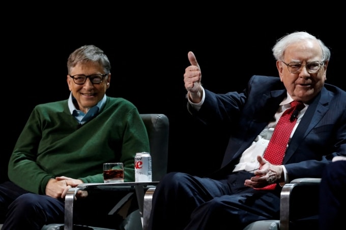 Bill Gates (trái) và Warren Buffett tại một sự kiện ở Đại học Columbia tháng 1/2017. Ảnh: Reuters