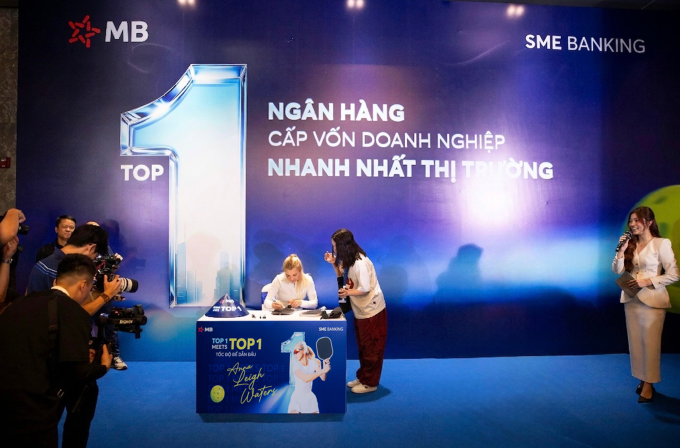 Khách mời xin chữ ký Anna Leigh Waters tại sự kiện. Ảnh: MB