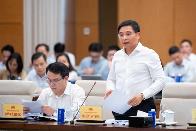 Bộ trưởng Tài chính Nguyễn Văn Thắng phát biểu tại phiên họp, ngày 1/4. Ảnh: Phạm Thắng