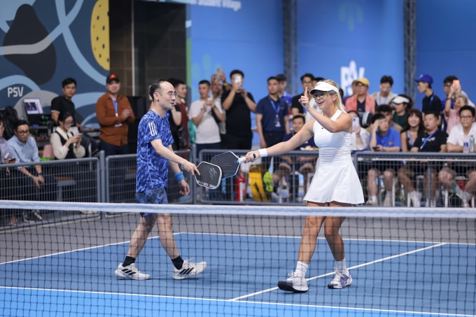 Anna Leigh Waters giao lưu thi đấu cùng đại diện các doanh nghiệp và người hâm mộ. Ảnh: MB